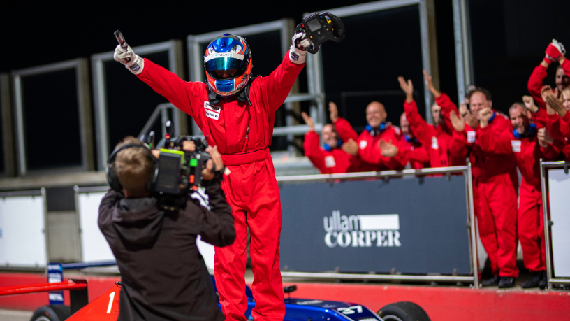 Descubra com Teciomar Ábila como os pilotos de fim de semana vivem a adrenalina das corridas no Brasil.