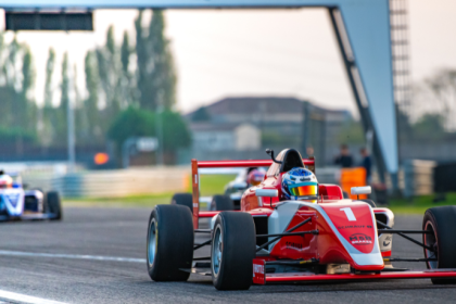 Teciomar Ábila explora a paixão dos pilotos de fim de semana e a emoção das pistas brasileiras.