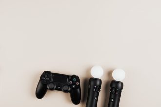 Controles pretos de videogame dispostos sobre um fundo claro.