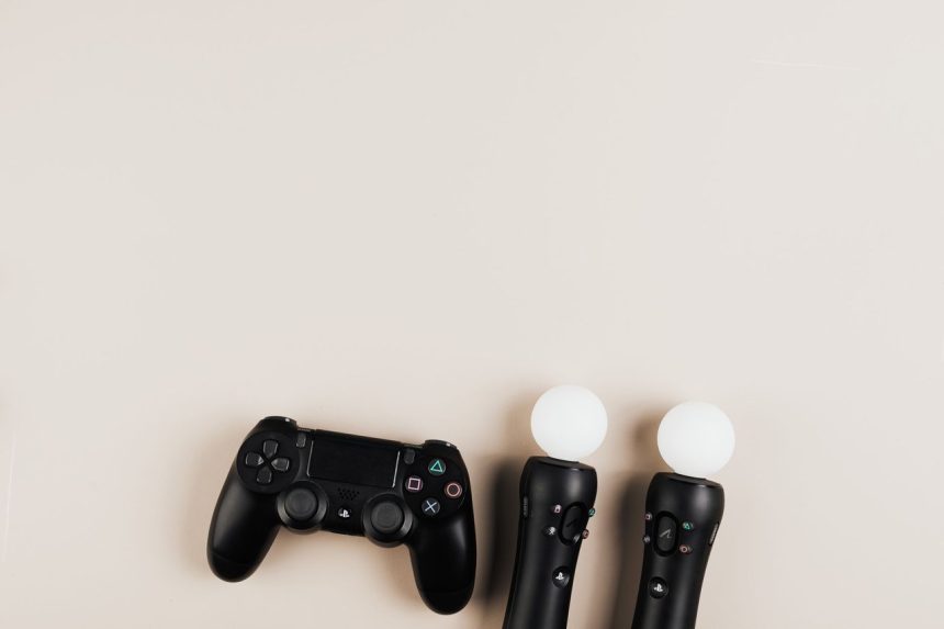 Controles pretos de videogame dispostos sobre um fundo claro.