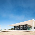 Vista da arquitetura modernista do edifício do Supremo Tribunal Federal, em Brasília, sob céu azul.