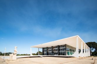 Vista da arquitetura modernista do edifício do Supremo Tribunal Federal, em Brasília, sob céu azul.