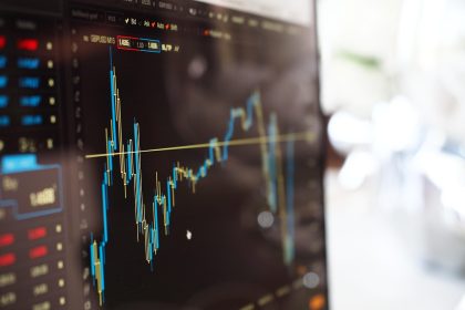 Gráficos de mercado e dados financeiros exibidos em uma tela de computador.
