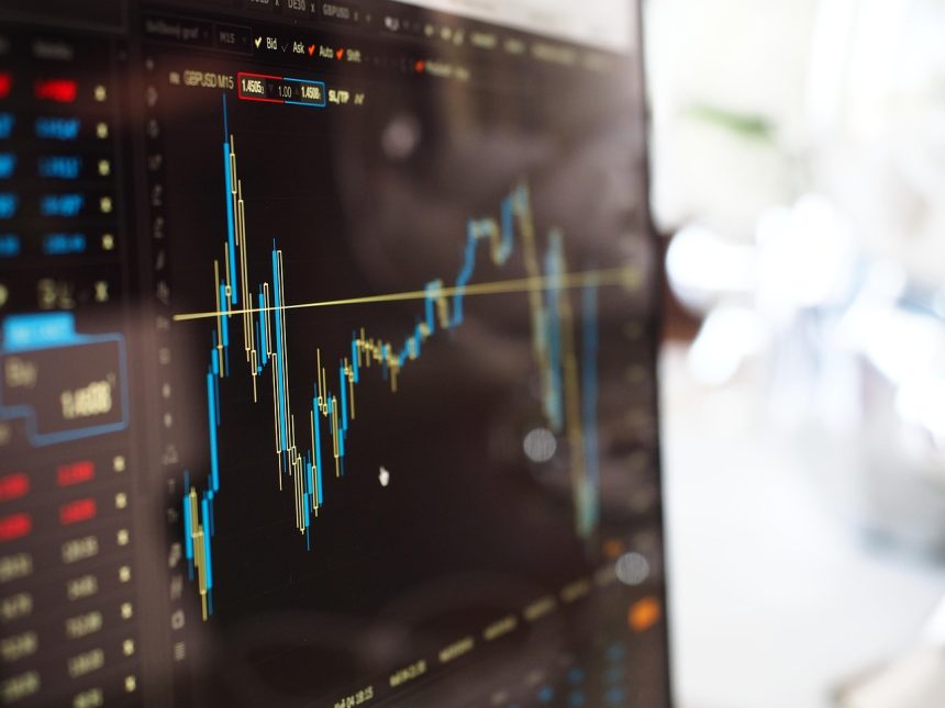 Gráficos de mercado e dados financeiros exibidos em uma tela de computador.